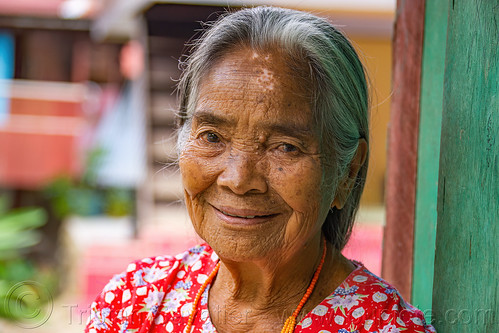 old torajan woman smiling, old woman, tana toraja