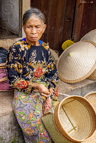 old woman selling rattan baskets, bolu market, pasar bolu, rantepao, tana toraja, woman