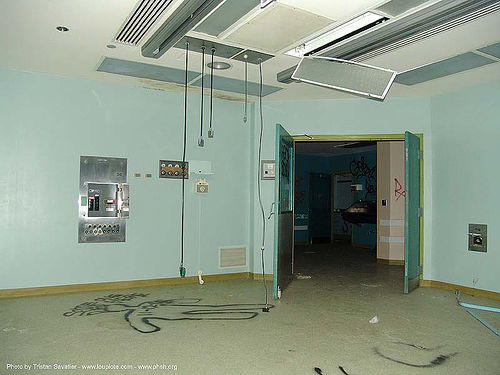 operating-room - green - abandoned hospital (presidio, san francisco), abandoned building, abandoned hospital, graffiti, operating room, presidio hospital, presidio landmark apartments, trespassing