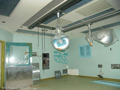 operating-room - lights - green - abandoned hospital (presidio, san francisco), abandoned building, abandoned hospital, graffiti, operating room, presidio hospital, presidio landmark apartments, trespassing