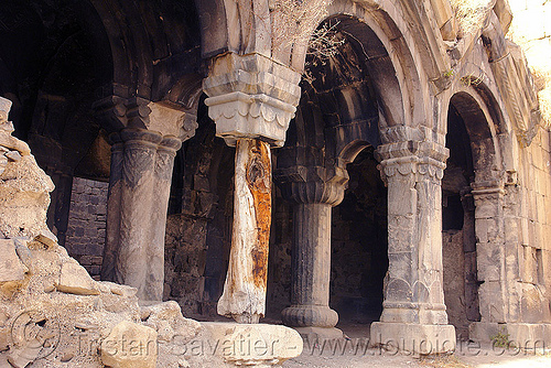 oshki monastery - stolen pillar - georgian church ruin (turkey country), byzantine, columns, georgian church ruins, makeshift, orthodox christian, oshki monastery, pillars, support, tree trunk, vaults, öşk, öşkvank