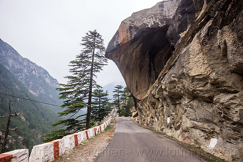 overhanging rock on mountain road to gangotri (india), bhagirathi valley, boulder, india, mountain road, mountains, overhanging rock
