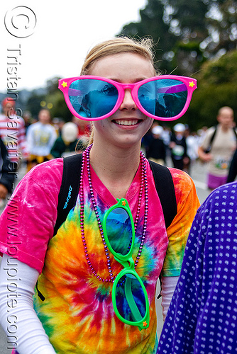 oversize party sunglasses, bay to breakers, footrace, hippie tshirt, novely sunglasses, oversize sunglasses, street party, woman