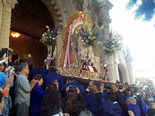 paso del señor de los milagros entering mission dolores church (san francisco), church, crowd, crucified, door, entering, entrance, float, gate, jesus christ, lord of miracles, painting, parade, paso de cristo, peruvians, portador, portadores, sacred art, señor de los milagros