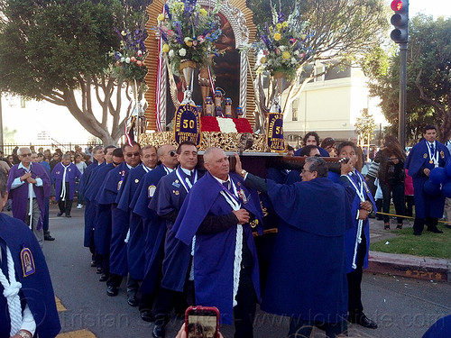 portadores carrying a holy image of señor de los milagros, crowd, float, lord of miracles, parade, paso de cristo, peruvians, portador, portadores, sacred art, señor de los milagros