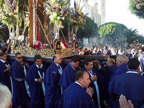 portadores carrying a holy image of señor de los milagros, crowd, crucified, float, jesus christ, lord of miracles, painting, parade, paso de cristo, peruvians, portador, portadores, sacred art, señor de los milagros