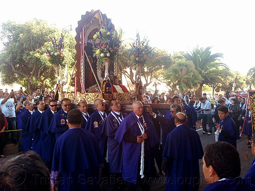 portadores carrying a holy image of señor de los milagros during procession, crowd, float, lord of miracles, parade, paso de cristo, peruvians, portador, portadores, sacred art, señor de los milagros
