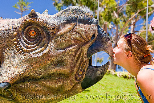 protoceratops dinosaur head sculpture - dinosaur park - parque cretácico - sucre (bolivia), ania, beak, bolivia, dinosaur park, head, kiss, kissing, mouth, parque cretacico, parque cretácico, protoceratops, sucre, woman