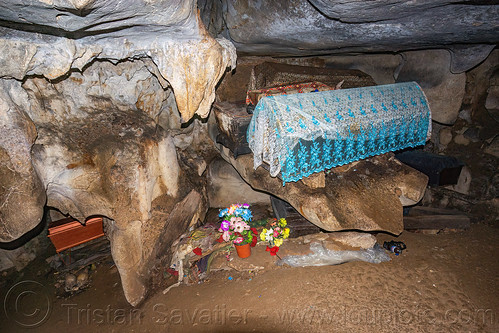 recent coffin - londa - toraja cave burial site, burial site, cemetery, coffins, grave, graveyard, liang, londa burial cave, londa cave, tana toraja, tomb