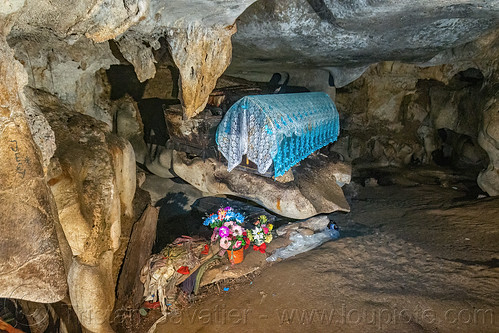 recent coffin - londa - toraja cave burial site, burial site, cemetery, coffin, grave, graveyard, liang, londa burial cave, londa cave, tana toraja, tomb