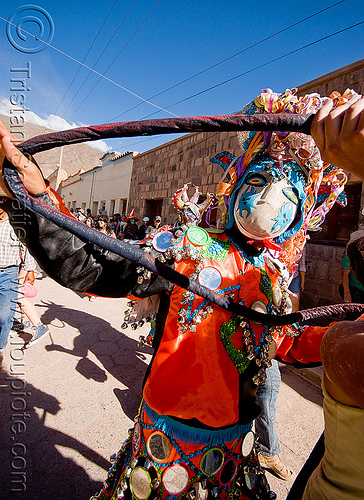 red diablo carnavalero holding tail - carnaval - tilcara (argentina), andean carnival, argentina, careta de diablo, carnaval de la quebrada, carnaval de tilcara, colorful, confettis, costume, diablo carnavalero, diablo de carnaval, diablos carnavaleros, diablos de carnaval, folklore, indigenous culture, mask, men, mirrors, noroeste argentino, quebrada de humahuaca, quechua culture, serpentine throws, tribal