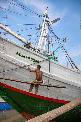 repainting pinisi boat name on hull - suspended scaffold, boats, bugis schooners, dock, harbor, man, painting, palaekajuara, pinisi, ships, surabaya, suspended scaffold
