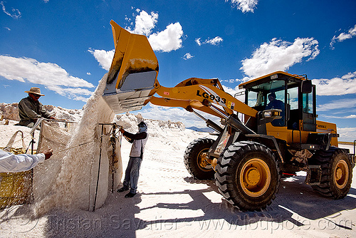 rock salt mining - wheel loader lg 933, argentina, at work, blue sky, exploitation, front loader, halite, industrial bags, jujuy, lg 933, noroeste argentino, rock salt, sacks, salar, salinas grandes, salt bags, salt bed, salt flats, salt lake, salt mine, salt mining, sdlg, shandong lingong construction machinery co, wheel loader, white, workers, working, 山东临工, 山东临工工程机械有限公司