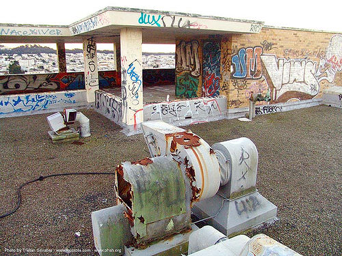 roof - abandoned hospital (presidio, san francisco), abandoned building, abandoned hospital, graffiti, presidio hospital, presidio landmark apartments, roof, trespassing