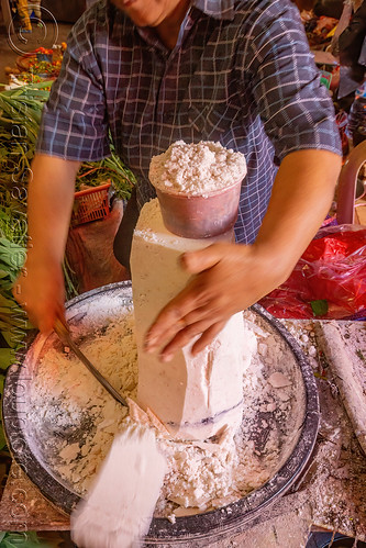 sagu starch sold on market, bolu market, cutting, man, merchant, pasar bolu, rantepao, sago, sagu, saksak, seller, tana toraja, vendor