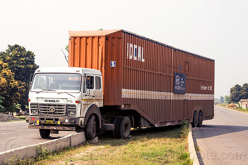 semi truck stuck on median divider (india), artic, articulated lorry, divided highway, divider, lorry accident, median, road, semi trailer, semi truck, tata motors, tractor-trailer, traffic accident, truck accident