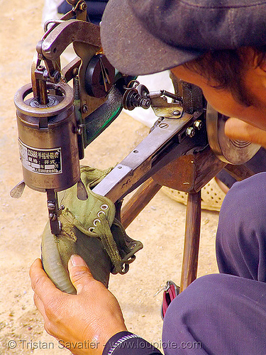 shoemaker fixing a shoe - 縫紉機 - 缝纫机 - máy may công nghiệp - sewing machine - vietnam, crank sewing machine, fixing, hill tribes, indigenous, man, máy may công nghiệp, mèo vạc, repairing, shoe machine, shoemaker, 縫紉機, 缝纫机
