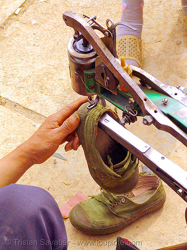 shoemaker repairing a shoe - 縫紉機 - 缝纫机 - máy may công nghiệp - sewing machine - vietnam, crank sewing machine, fixing, hill tribes, indigenous, man, máy may công nghiệp, mèo vạc, repairing, shoe machine, shoemaker, 縫紉機, 缝纫机