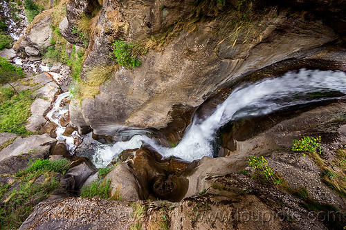small mountain stream cascading down a steep ravine (india), dhauliganga valley, flowing, gully, mountains, ravine, river, rock, stream