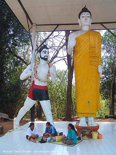 พระพุทธรูป - statues of buddha and warrior (องค์คุลีมาร) with severed fingers necklace - statue - wat - สังขละบุรี - sangklaburi - thailand, buddha image, buddha statue, buddhism, buddhist temple, necklace, sangklaburi, sculpture, severed fingers, sword, warrior, wat, พระพุทธรูป, สังขละบุรี, องค์คุลีมาร