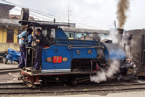 steam locomotive pulling train - darjeeling (india), 791, darjeeling himalayan railway, darjeeling toy train, drivers, men, narrow gauge, operators, railroad, smoke, smoking, steam engine, steam locomotive, steam train engine, workers