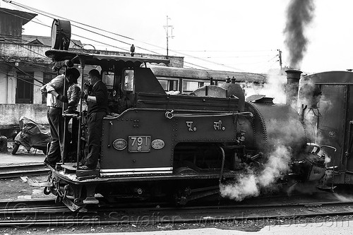 steam locomotive pulling train - darjeeling (india), 791, darjeeling himalayan railway, darjeeling toy train, drivers, men, narrow gauge, operators, railroad, smoke, smoking, steam engine, steam locomotive, steam train engine, workers