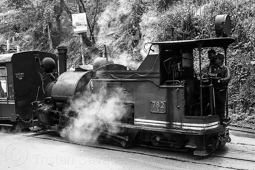 steam locomotive pulling train - darjeeling (india), 782 mountaineer, darjeeling himalayan railway, darjeeling toy train, men, narrow gauge, operator, railroad, smoke, smoking, steam engine, steam locomotive, steam train engine