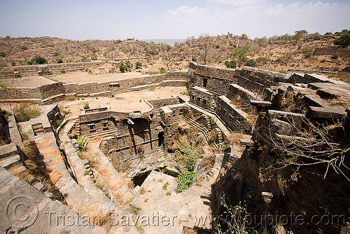 stepwell - kumbhalgarh (india), kumbalgarh, kumbhalgarh, ruins, stepwell, udaipur, water well, कुंभलगढ़