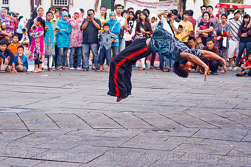 street circus performer doing a back-flip (jakarta), back-flip, crowd, eid ul-fitr, fatahillah square, gymnastics, jakarta, spectators, street performer, taman fatahillah