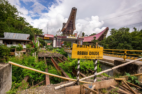 the old broken bridge - tana toraja gate, hati hati, rawan longsor, tana toraja, tongkonan roof