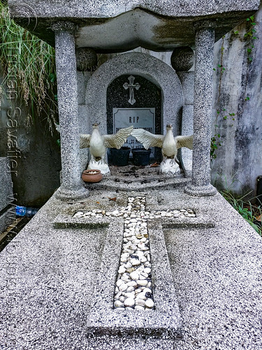 tomb with two colombs in jogjakarta christian cemetery, christian cross, grave, graveyard, jogjakarta christian cemetery, tomb, tpu utaralaya