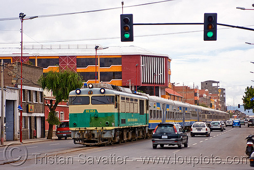 train and cars share the street - oruro (bolivia), bolivia, cars, de 953, diesel electric, enfe, expreso del sur, fca, locomotive, oruro, passenger train, railroad tracks, railway tracks, road, sharing, traffic lights, train engine