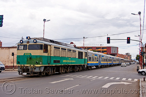 train sharing street with cars - oruro (bolivia), bolivia, de 953, diesel electric, enfe, expreso del sur, fca, locomotive, oruro, railroad tracks, railway tracks, traffic lights, train engine