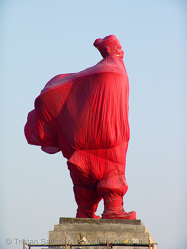 tran hung dao - trần hưng đạo statue - wrapped - vietnam, cam pha, christo, cẩm phả, hung dao vuong, hưng đạo vương, monument, red, sculpture, statue, tran hung dao, trần hưng đạo, wrapped