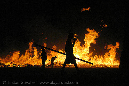 uchronia burning - burning man 2006, belgian waffle, burning man at night, fire, uchronia