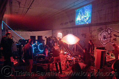 underground rave party in abandoned train tunnel - saoulaterre - fc crew - frotte connard - f7 - cavage records - université paris x nanterre, nanterre, trespassing, tunnel, urbex