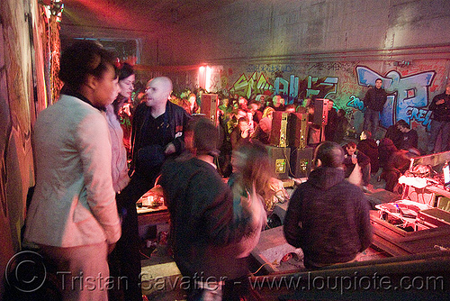 underground rave party in abandoned train tunnel - saoulaterre - FC crew - frotte connard - F7 - cavage records - université paris X nanterre, nanterre, paris, trespassing, tunnel, urbex