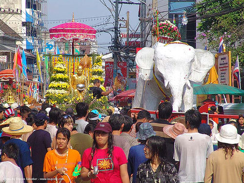 ช้างเผือก - white elephant - เชียงใหม่ - chiang mai - สงกรานต์ - songkran festival (thai new year) - thailand, chiang mai, crowd, elephant sculpture, elephant statue, songkran, thai new year, white elephant, ช้างเผือก, สงกรานต์, เชียงใหม่
