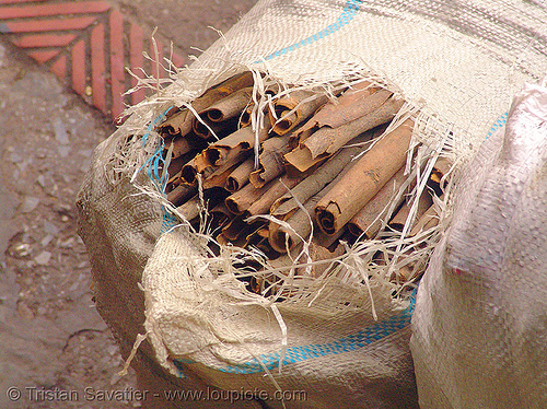 whole cinnamon - vietnam, bags, bulk, chợ đồng xuân, cinnamon, dong xuan market, hanoi