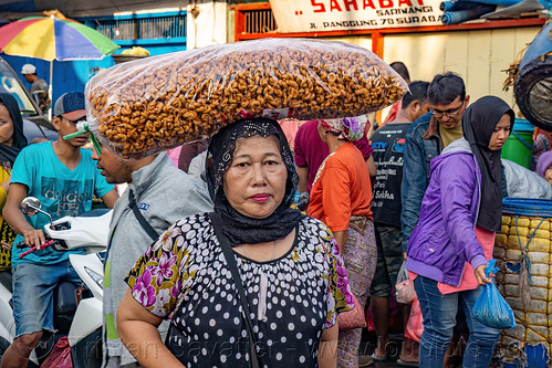 woman carrying bag on head, fish market, seafood, surabaya