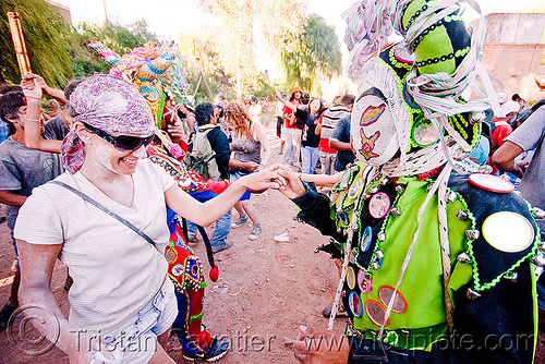 woman dancing with green diablo - carnaval de tilcara (argentina), andean carnival, argentina, careta de diablo, carnaval de la quebrada, carnaval de tilcara, colorful, costume, dancing, diablo carnavalero, diablo de carnaval, diablos carnavaleros, diablos de carnaval, folklore, indigenous culture, mask, men, mirrors, noroeste argentino, quebrada de humahuaca, quechua culture, tribal, woman