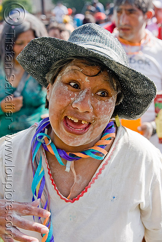 woman enjoying carnival in jujuy capital (argentina), andean carnival, argentina, black hat, carnaval de la quebrada, confettis, jujuy capital, noroeste argentino, san salvador de jujuy, serpentine throws, straw hat, talk powder, woman