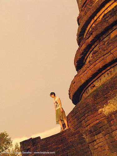 woman near stupa - อุทยานประวัติศาสตร์ศรีสัชนาลัย - si satchanalai chaliang historical park, near sukhothai - thailand, ruins, stupa, temple, woman, อุทยานประวัติศาสตร์ศรีสัชนาลัย