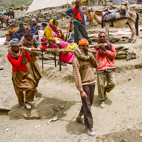 woman pilgrim on dandi / doli (chair carried by 4 bearers) - amarnath yatra (pilgrimage) - kashmir, amarnath yatra, dandi, doli, hindu pilgrimage, kashmir, load bearers, men, mountain trail, mountains, pilgrims, wallahs