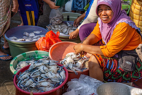 woman selling blue crabs at fish market, blue crabs, blue manna crabs, blue swimmer crabs, fish market, flower crabs, pasar pabean, portunus pelagicus, rajungan, sand crabs, seafood, street seller, surabaya