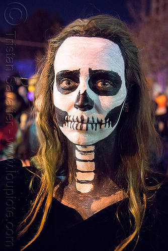 woman with spine and skull makeup - karin dreisig - dia de los muertos, day of the dead, dia de los muertos, face painting, facepaint, halloween, neck, night, skull makeup, spine makeup, vertebra's, vertebrae, woman