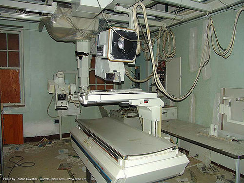 x-ray-machine - abandoned hospital (presidio, san francisco), abandoned building, abandoned hospital, presidio hospital, presidio landmark apartments, radiography, trespassing, x-ray machine