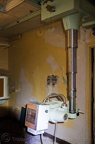 x-ray machine - abandoned hospital (presidio, san francisco), abandoned building, abandoned hospital, presidio hospital, presidio landmark apartments, radiography, trespassing, x-ray machine