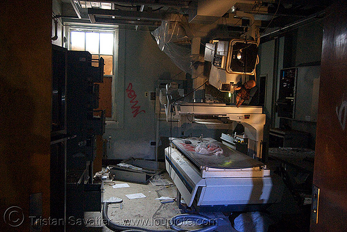 x0ray machine - abandoned hospital (presidio, san francisco), abandoned building, abandoned hospital, graffiti, presidio hospital, presidio landmark apartments, radiography, trespassing, x-ray machine