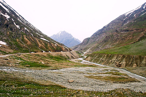 zojila pass - drass river - drass valley - leh to srinagar road - kashmir, dras valley, drass river, drass valley, kashmir, mountain river, mountains, river bed, v-shaped valley, zoji la, zoji pass, zojila pass